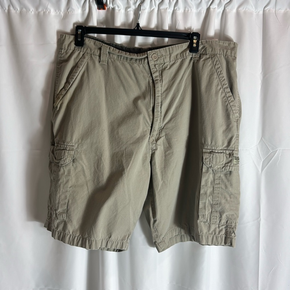 Wrangler Men’s khaki cargo shorts‎ sz 40